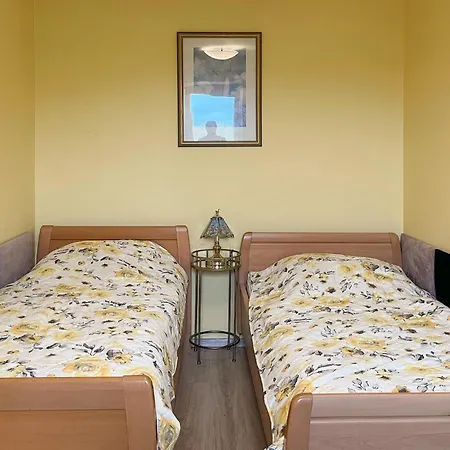 1 Bedroom Beautiful In Casa de Férias